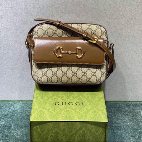 GUCCI古馳 Horsebit 1955 金色馬銜扣老花滿印拉鍊開合 相機斜挎包