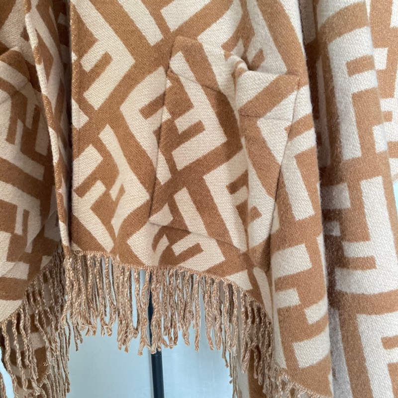 FENDI 經典花紋 戴帽羊毛披肩-1