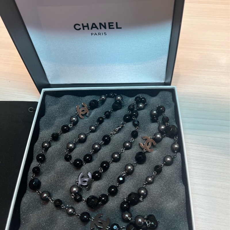 【年終限時九折特價 +贈同款耳環 】 Chanel 黑色琉璃珠/珍珠/黑CC LOGO項鍊Pearls & Beads Black CC Ruthenium-22