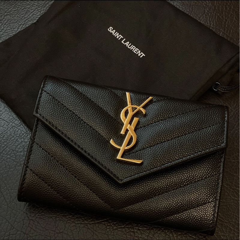 SAINT LAURENT聖羅蘭 YSL CASSANDRE 金色調五金Logo絎縫面縫線跡短款翻蓋 顆粒紋理壓花牛皮革 錢包-0