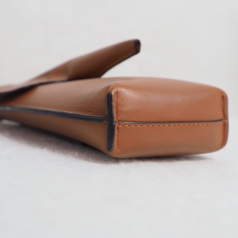 Loewe 大象手機單肩包-10