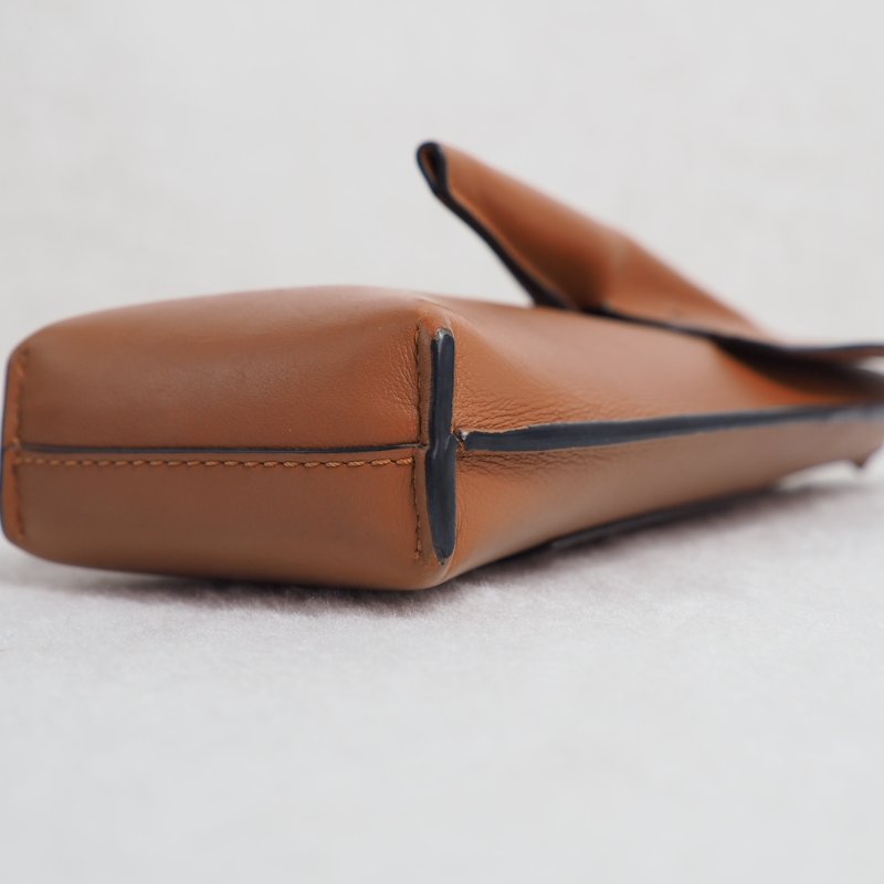 Loewe 大象手機單肩包-11