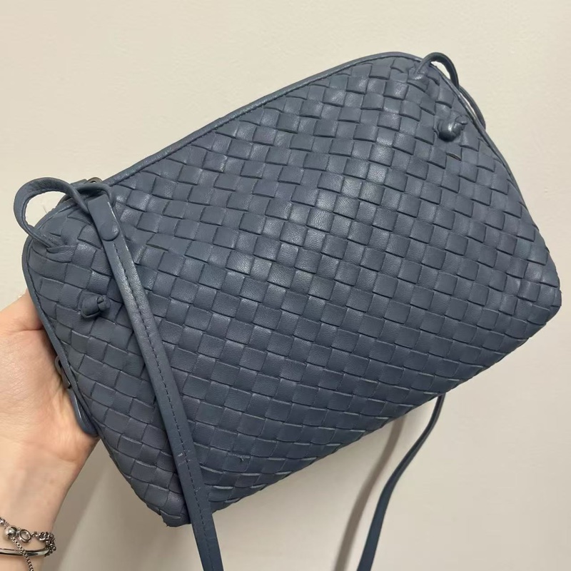 「JL精品代購」9新 BOTTEGA VENETA霧霾藍色编織小枕頭斜背包-3