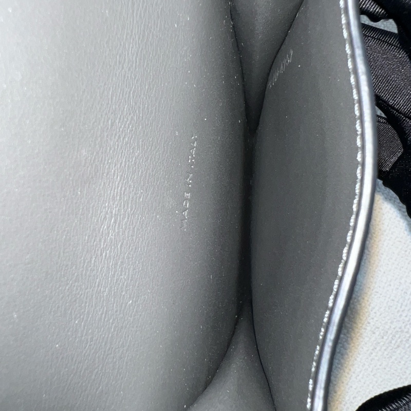 CELINE 深灰色粒紋皮革手機包-22