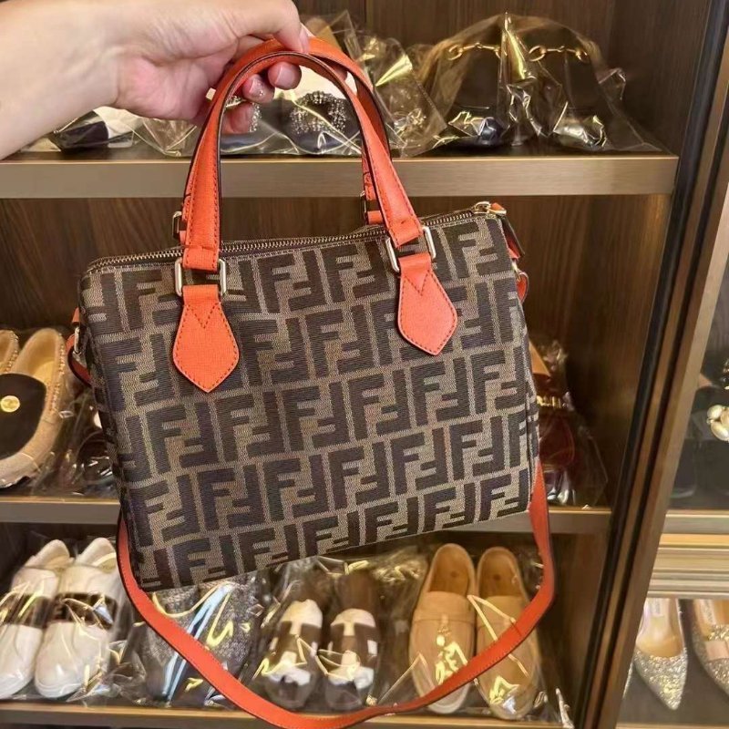 Fendi 老花枕頭包 尺寸约26x20 原價4萬5左右-0
