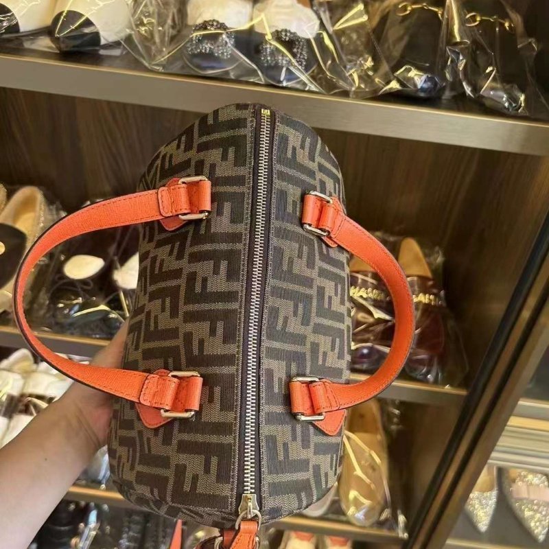 Fendi 老花枕頭包 尺寸约26x20 原價4萬5左右-1