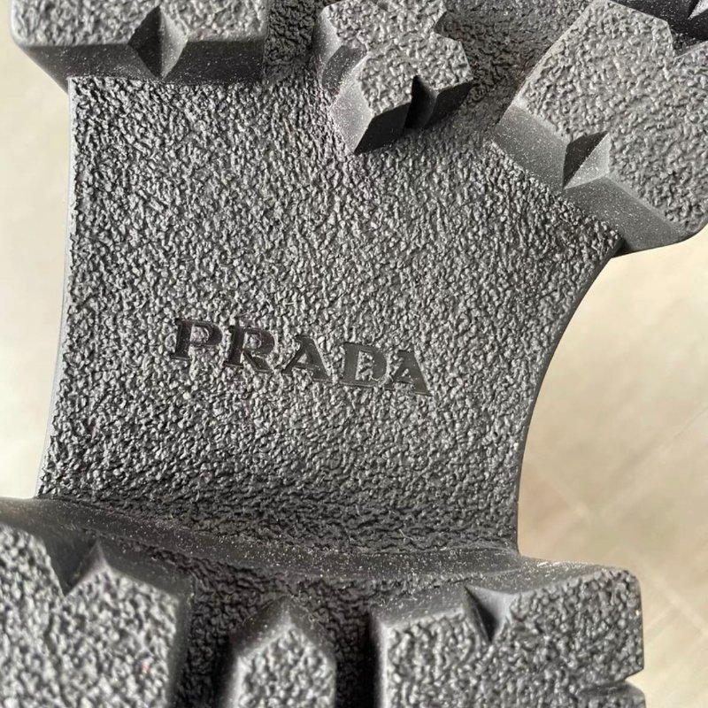 Prada 秋冬款 羊羔毛厚底靴 全新僅試穿 36號 鞋子偏小 適合35號的穿 厚底大概6cm-4