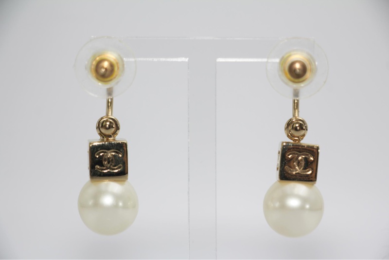 Chanel Vintage 02仿珍珠金色四方cc垂墜式耳針-6