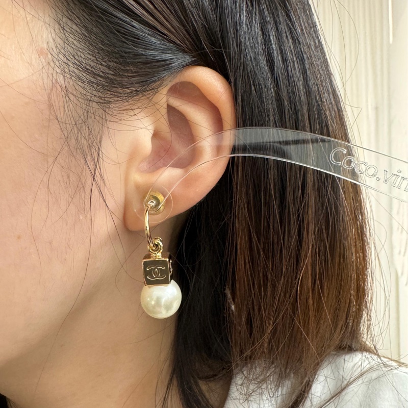 Chanel Vintage 02仿珍珠金色四方cc垂墜式耳針-7