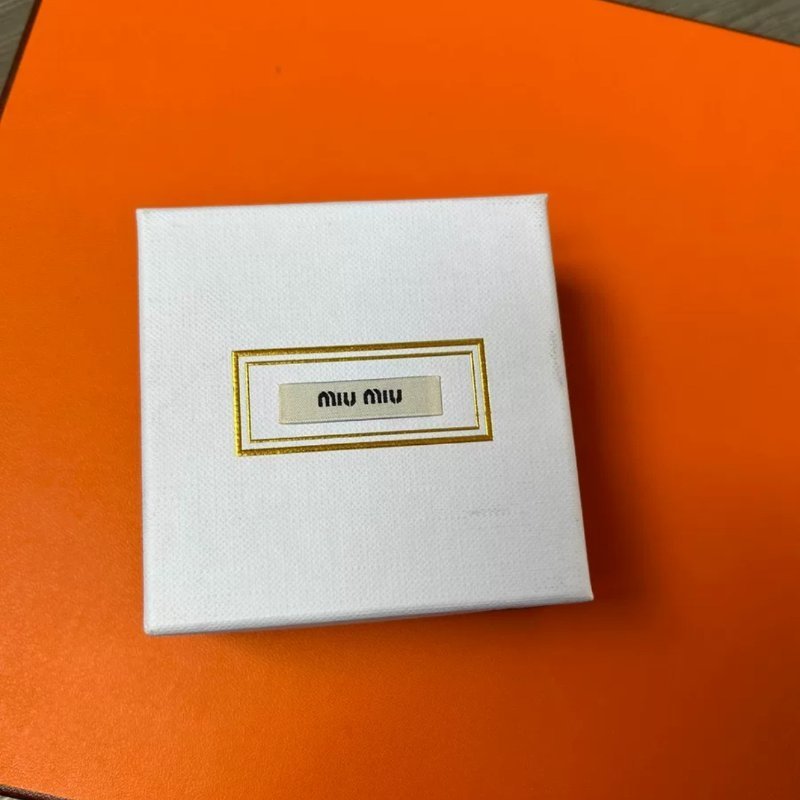 MIUMIU珍珠水鑽耳釘 只戴一次閒置 配件如圖-4