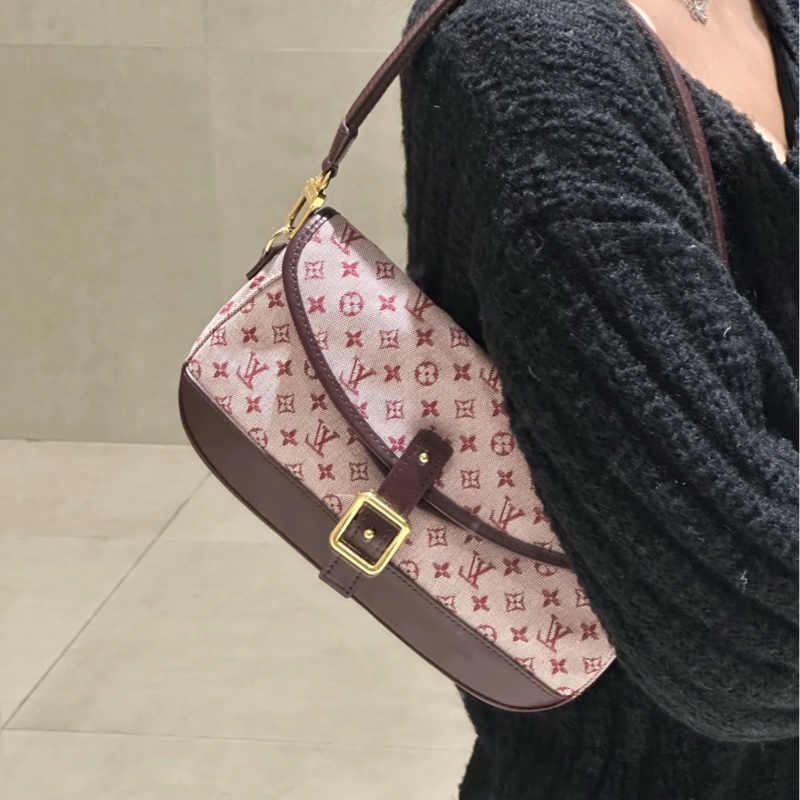 「JL精品代購」lv 樹莓丹寧粉腋下包-1
