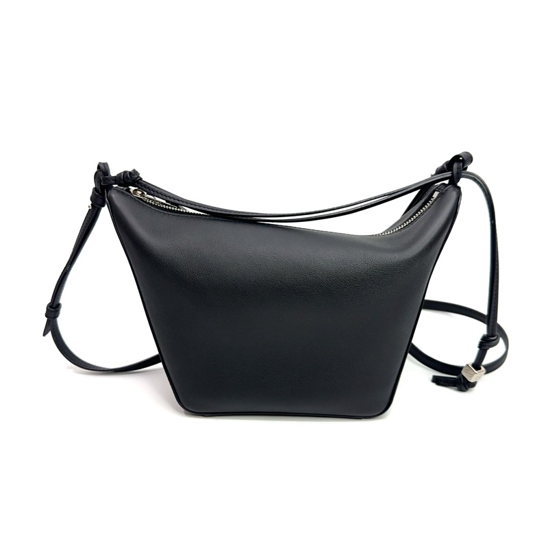 Loewe 黑牛皮銀釦Mini Hammock hobo斜背包-3