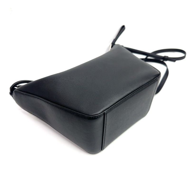 Loewe 黑牛皮銀釦Mini Hammock hobo斜背包-5