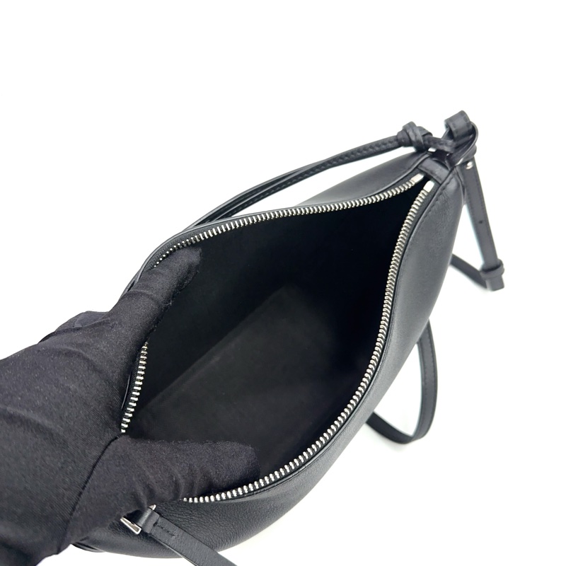 Loewe 黑牛皮銀釦Mini Hammock hobo斜背包-7