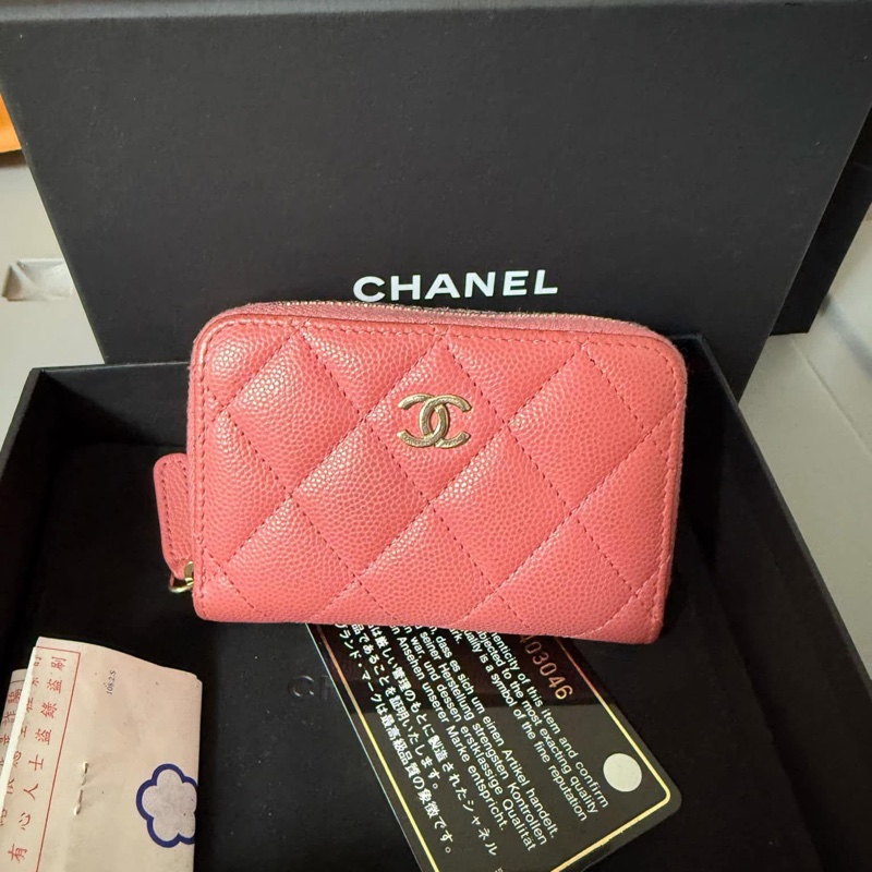 CHANEL 香奈兒經典荔枝皮拉鍊零錢包|珊瑚粉-1