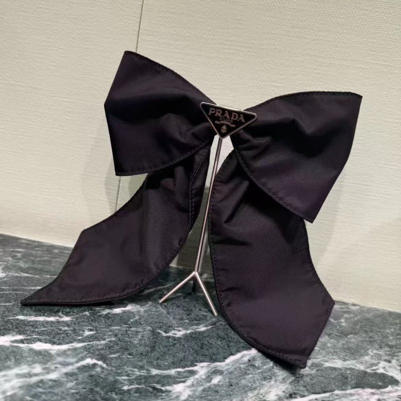 Prada 黑色大蝴蝶結 三角標鐵牌髮夾 全新-1