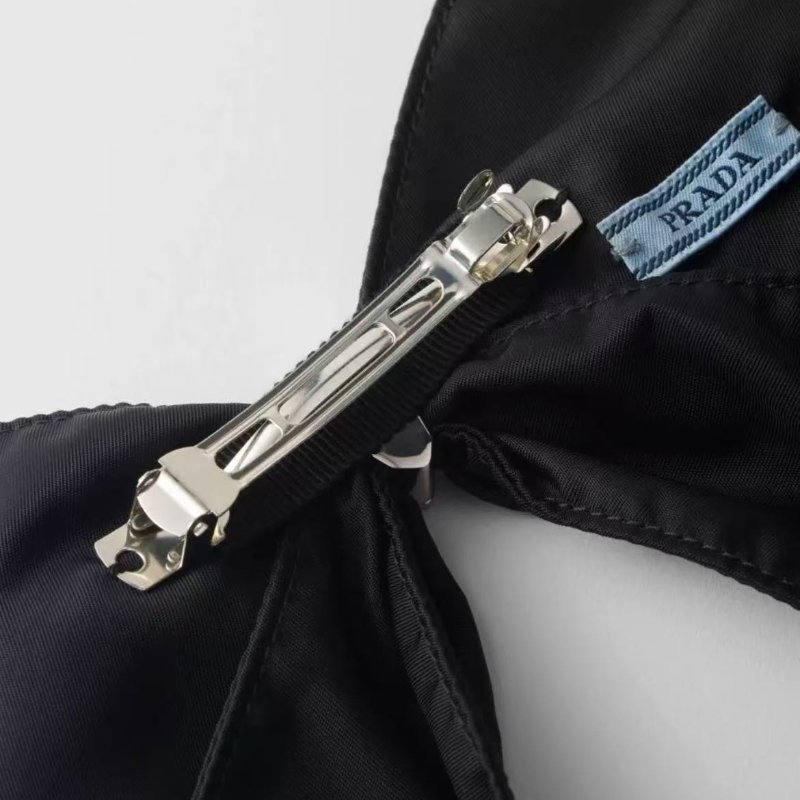 Prada 黑色大蝴蝶結 三角標鐵牌髮夾 全新-3