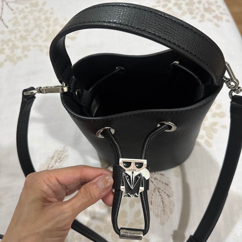 KARLLAGERFELD 荔枝牛皮手提斜背小水桶包-11