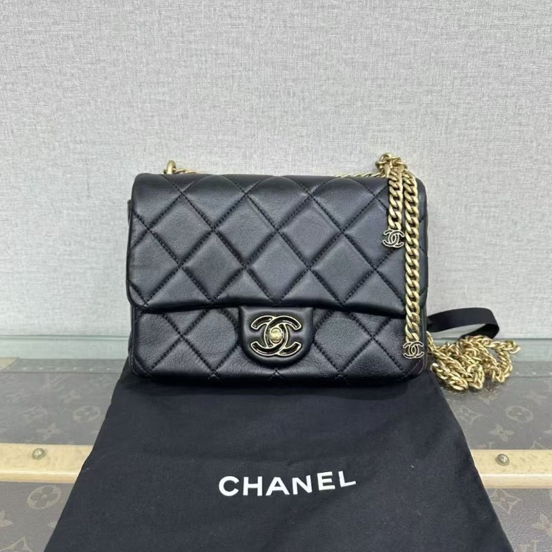 CHANEL 黑金琺瑯扣方胖子斜背包 21*14*5 98新配件塵袋-0