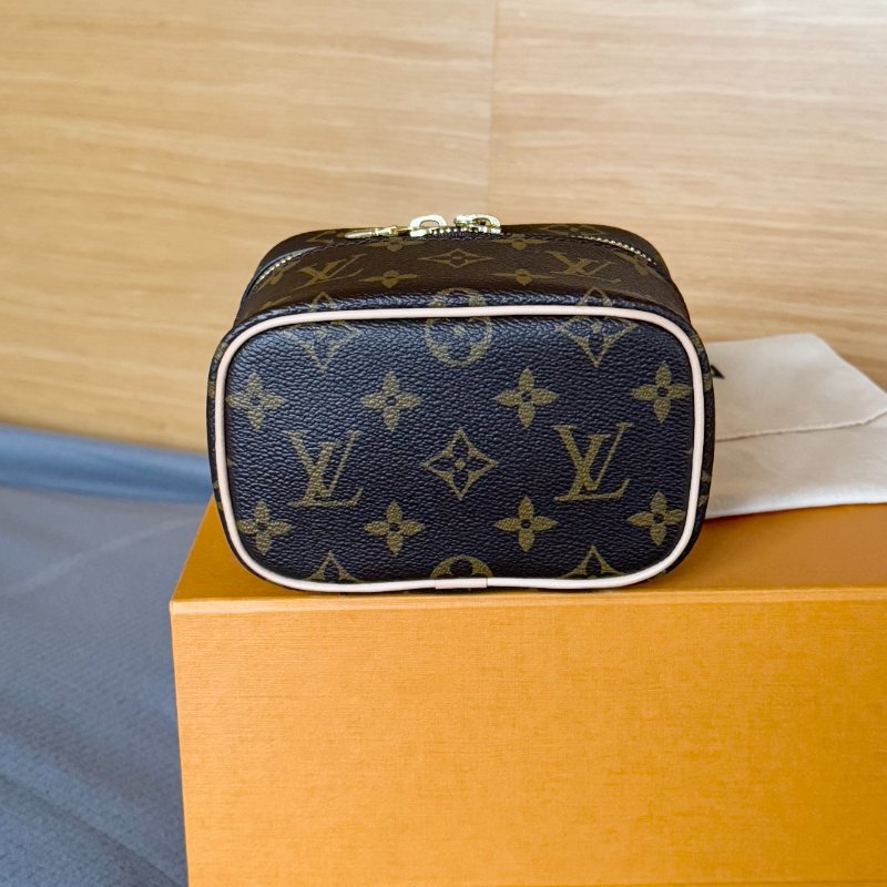 全新 LV M44936 Nice Nano 小化妝包-6