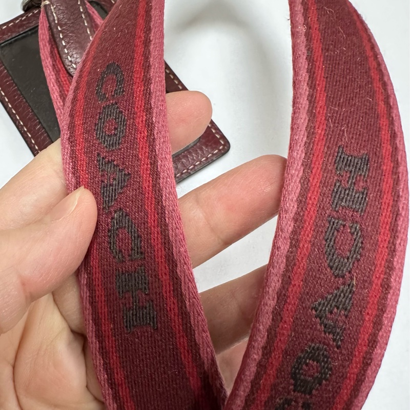 COACH酒紅荔枝紋全皮寬布頸掛式證件票卡夾-2