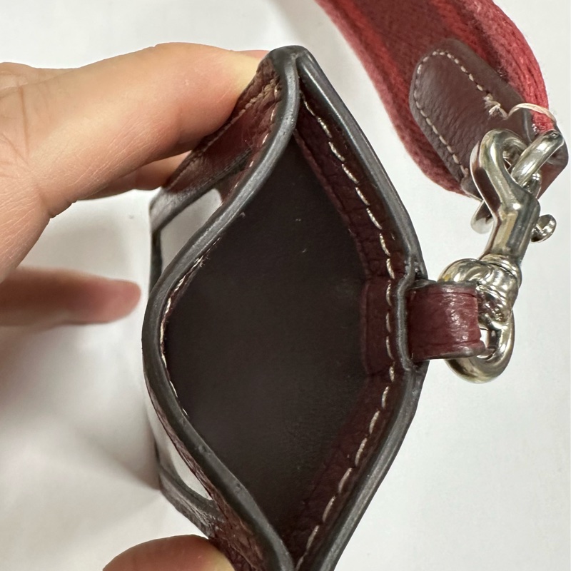 COACH酒紅荔枝紋全皮寬布頸掛式證件票卡夾-8