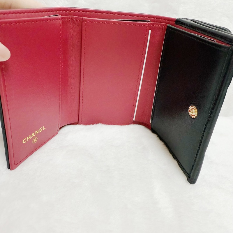 🔥 經典熱賣超美黑金皮穿鍊🔥31開全新Chanel19金釦羊皮三折短夾（黑金）經典短夾皮夾 菱格紋短夾 香奈兒短夾-13