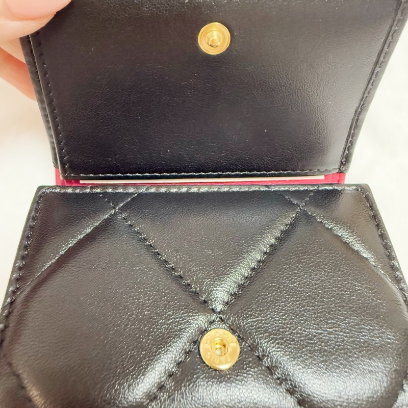 🔥 經典熱賣超美黑金皮穿鍊🔥31開全新Chanel19金釦羊皮三折短夾（黑金）經典短夾皮夾 菱格紋短夾 香奈兒短夾-17