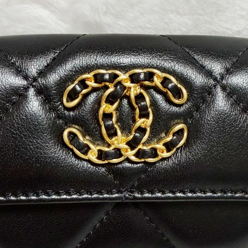 🔥 經典熱賣超美黑金皮穿鍊🔥31開全新Chanel19金釦羊皮三折短夾（黑金）經典短夾皮夾 菱格紋短夾 香奈兒短夾-18
