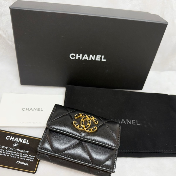 🔥 經典熱賣超美黑金皮穿鍊🔥31開全新Chanel19金釦羊皮三折短夾（黑金）經典短夾皮夾 菱格紋短夾 香奈兒短夾-19