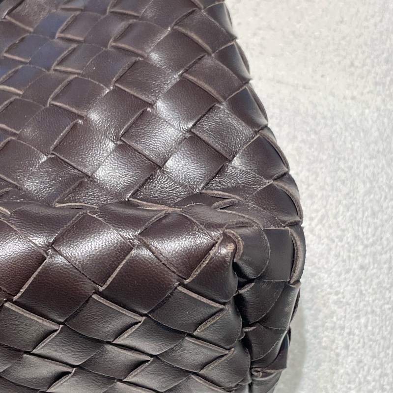 ▪️富貴選物FUGUEI▪️BV Andiamo 可可色金釦 細編織手提包-11