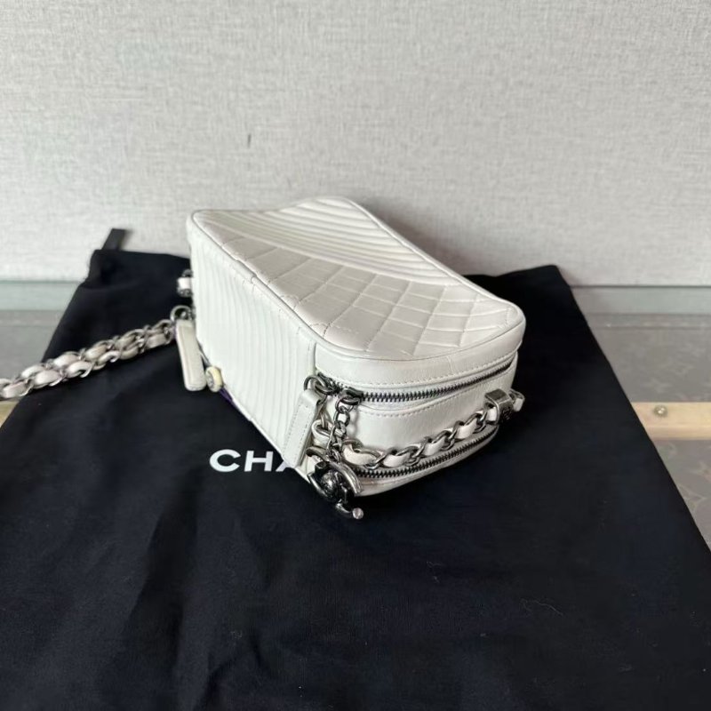 ✨CHANEL 白銀牛皮菱格紋相機斜背包 19*12*8 98新 配件塵袋-1