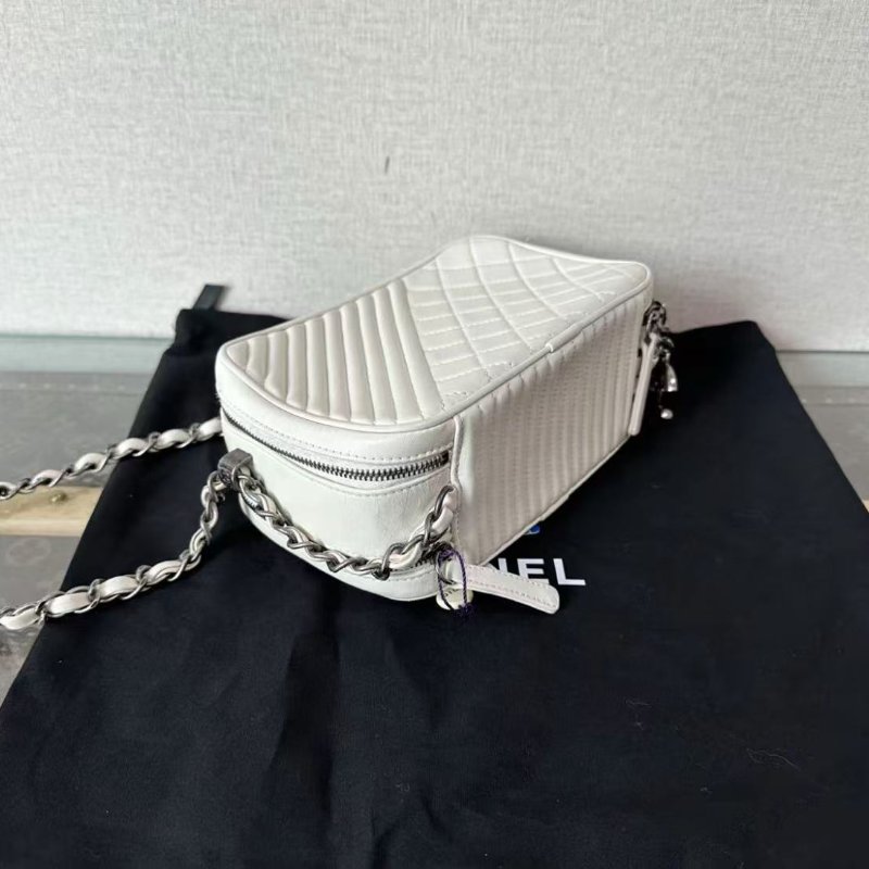 ✨CHANEL 白銀牛皮菱格紋相機斜背包 19*12*8 98新 配件塵袋-3