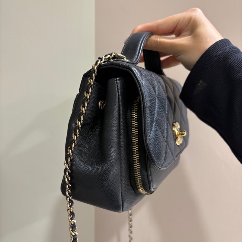 CHANEL 黑荔枝牛皮金釦小郵差包/A93749-3