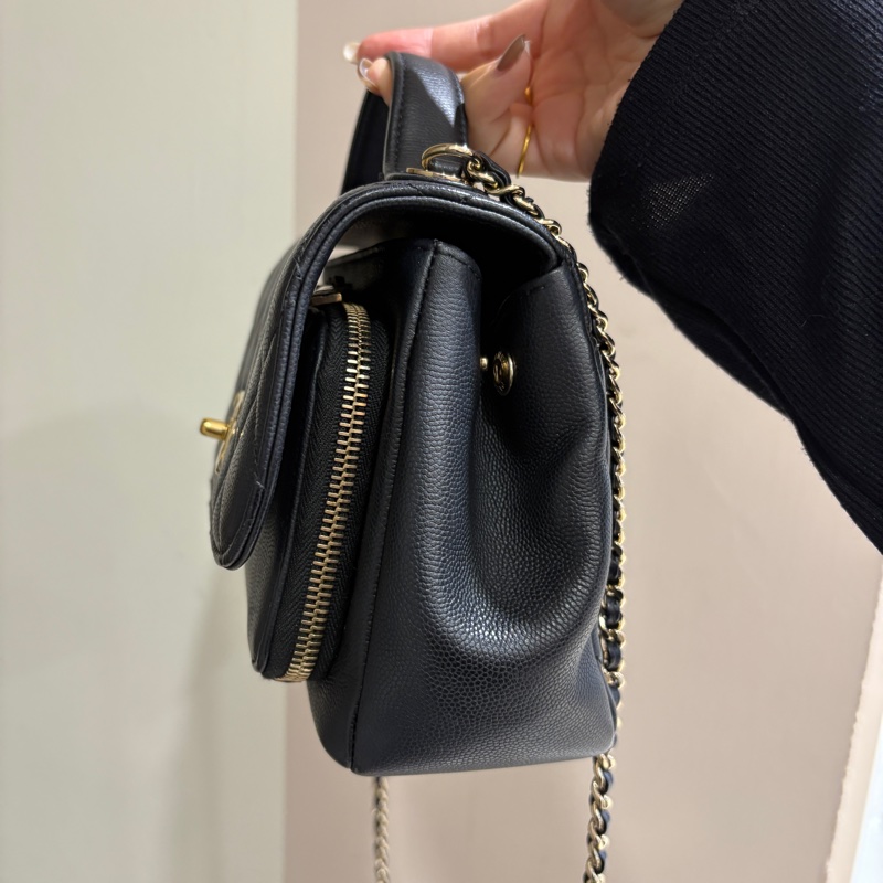 CHANEL 黑荔枝牛皮金釦小郵差包/A93749-4