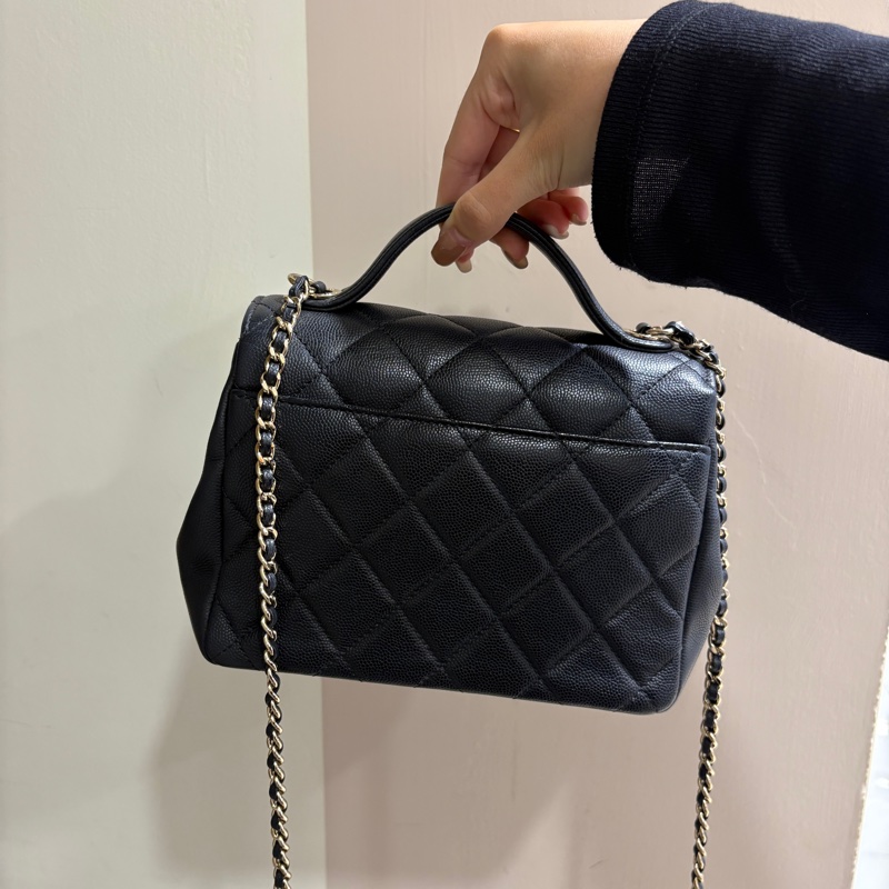 CHANEL 黑荔枝牛皮金釦小郵差包/A93749-5