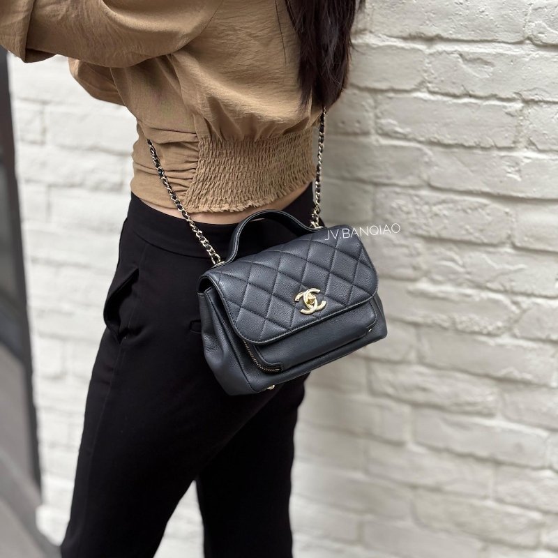 CHANEL 黑荔枝牛皮金釦小郵差包/A93749-0