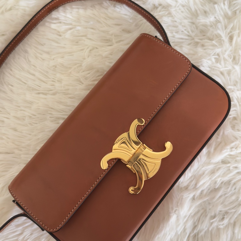 CELINE（思琳）Triomphe 凱旋門 金屬鎖扣 橫版 肩背包 20 肩帶款 焦糖色 金扣-0