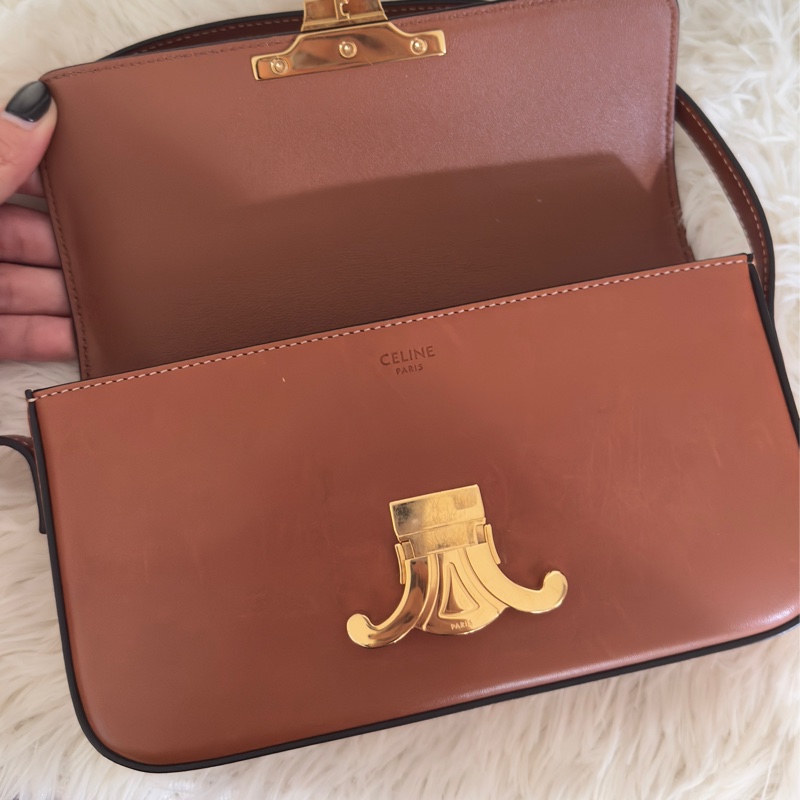 CELINE（思琳）Triomphe 凱旋門 金屬鎖扣 橫版 肩背包 20 肩帶款 焦糖色 金扣-1