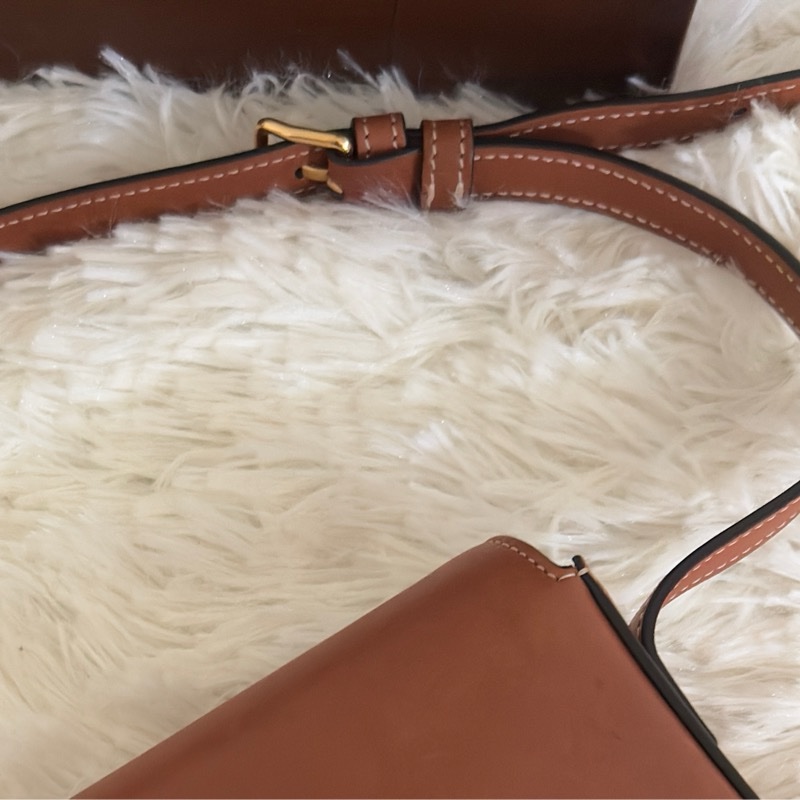 CELINE（思琳）Triomphe 凱旋門 金屬鎖扣 橫版 肩背包 20 肩帶款 焦糖色 金扣-3