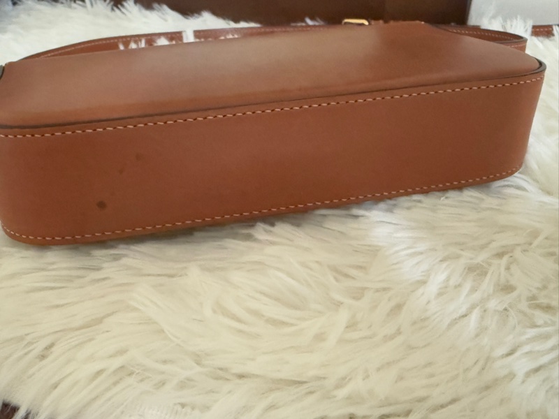 CELINE（思琳）Triomphe 凱旋門 金屬鎖扣 橫版 肩背包 20 肩帶款 焦糖色 金扣-9