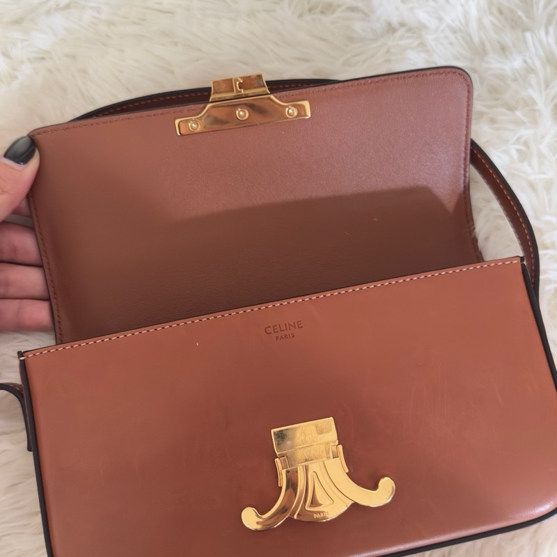 CELINE（思琳）Triomphe 凱旋門 金屬鎖扣 橫版 肩背包 20 肩帶款 焦糖色 金扣-11