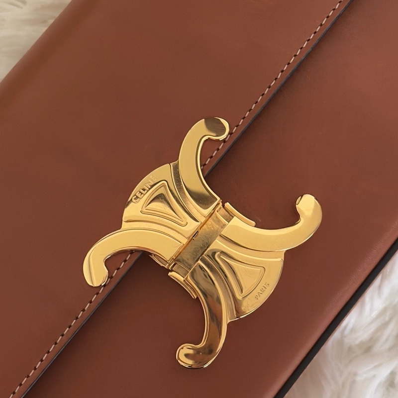 CELINE（思琳）Triomphe 凱旋門 金屬鎖扣 橫版 肩背包 20 肩帶款 焦糖色 金扣-12