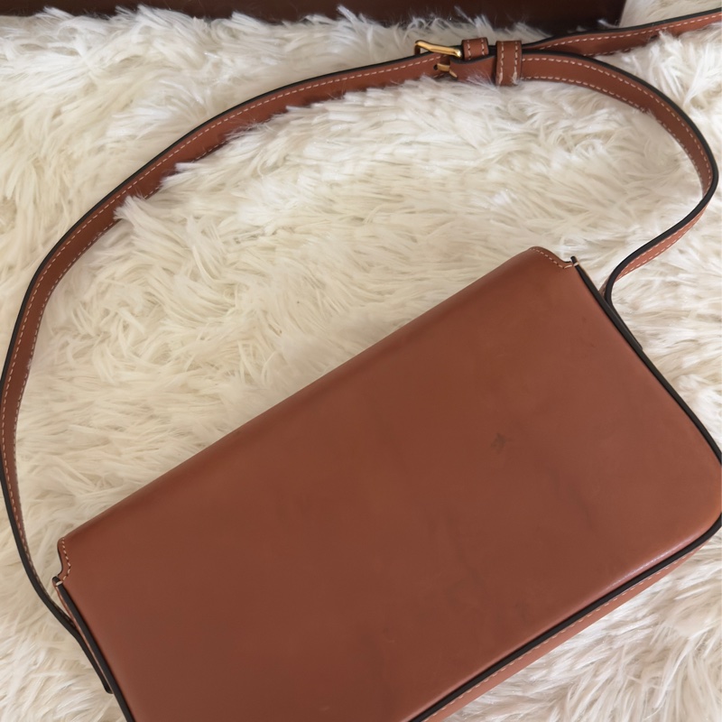 CELINE（思琳）Triomphe 凱旋門 金屬鎖扣 橫版 肩背包 20 肩帶款 焦糖色 金扣-14