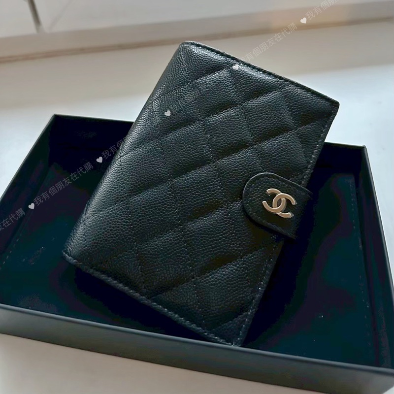 《我有個朋友在代購》全新品｜香奈兒黑金荔枝皮護照套短夾-0