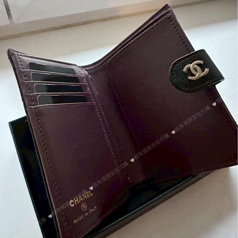 《我有個朋友在代購》全新品｜香奈兒黑金荔枝皮護照套短夾-1