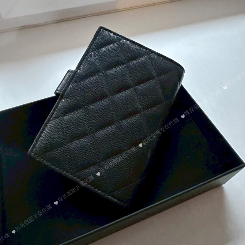 《我有個朋友在代購》全新品｜香奈兒黑金荔枝皮護照套短夾-2