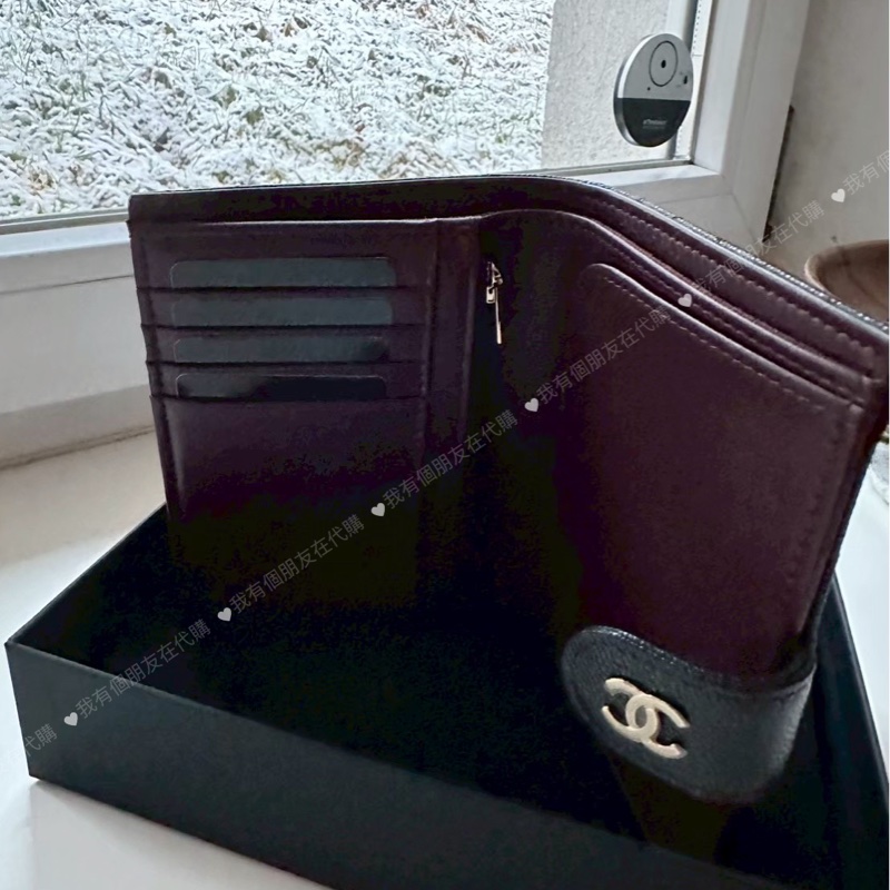 《我有個朋友在代購》全新品｜香奈兒黑金荔枝皮護照套短夾-3