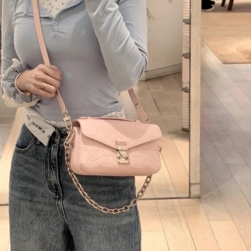 lv 新款櫻花粉全皮壓紋小郵差 上手有質感 5月份才發售的新款色 配件盒子塵袋購證-1