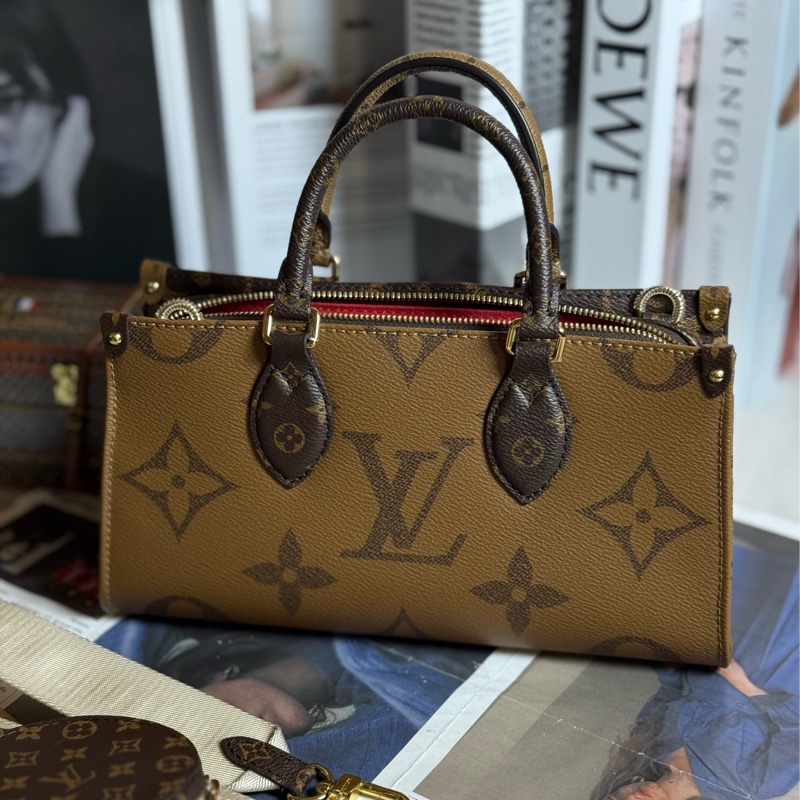 (日本購證全配🎁)LV M46653 OnTheGo East West系列 Reverse 皮革飾邊帆布手提/斜背包✨最新晶片款-1